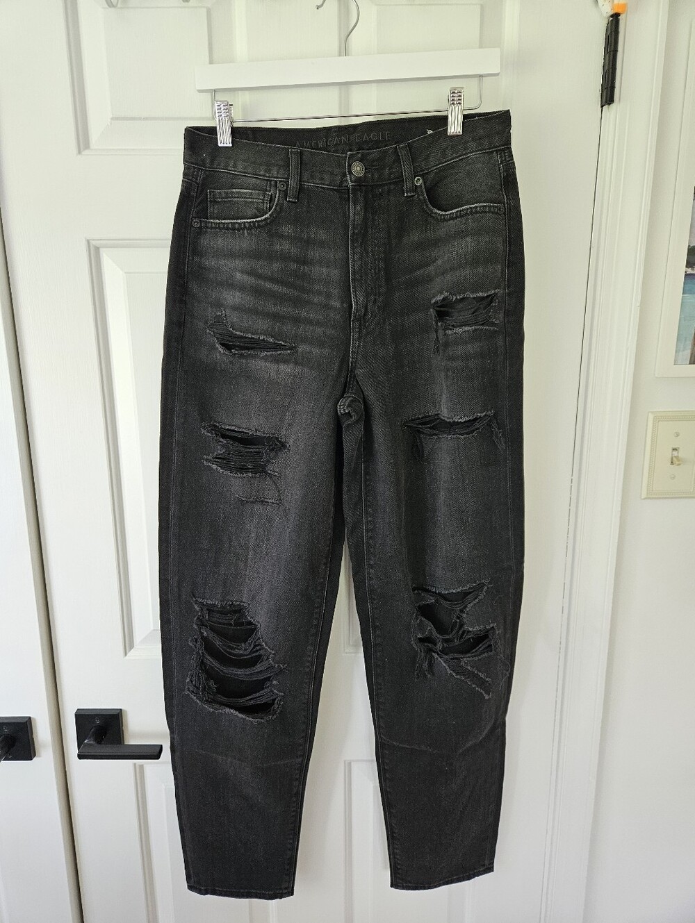 AE Distressed Relaxed Fit Jeans | Size 6 X-Long / 6 Extra Long | Black